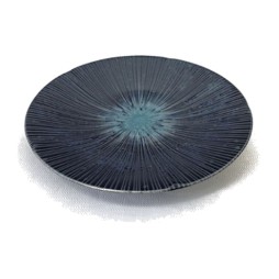 Assiette japonaise COSMOS en porcelaine bleu nuit, lignes rayonnantes en relief, vue de trois quarts