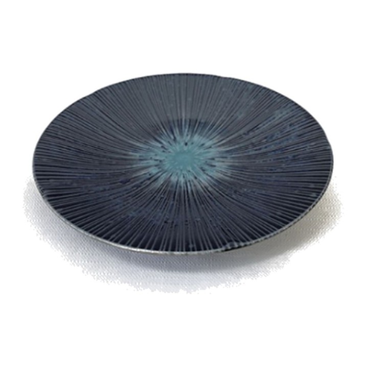 Assiette japonaise COSMOS en porcelaine bleu nuit, lignes rayonnantes en relief, vue de trois quarts