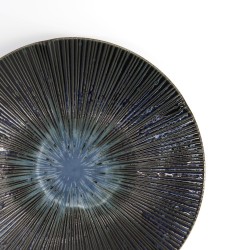 Détail de l’assiette japonaise COSMOS, lignes en relief et reflets bleus de l’émail