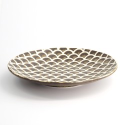 Assiette japonaise IGA MATTE écailles brunes ∅25cm en grès, vue de trois quarts