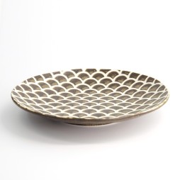 Assiette japonaise IGA MATTE écailles brunes ∅25cm en grès, vue de trois quarts