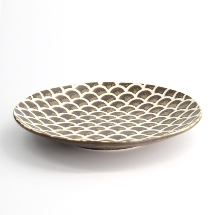 Assiette japonaise IGA MATTE écailles brunes ∅25cm en grès, vue de trois quarts