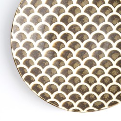 Détail de l’émail mat brun et des écailles crème de l’assiette IGA MATTE