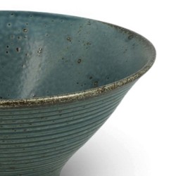 Détail de l’émail bleu-vert moucheté et du bord brun du bol ramen