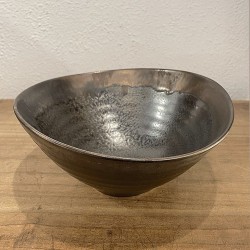 Bol ramen japonais ovale noir et bronze posé sur une table en bois