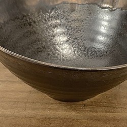 Détail de l’émail gris métallisé et du bord bronze brillant du bol ovale