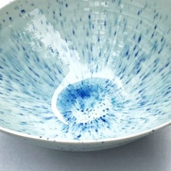 Détail du cœur bleu et des mouchetures bleues de l’émail