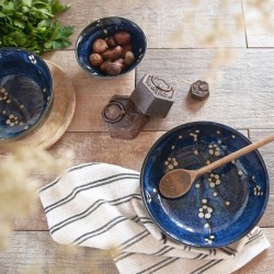Bols cerisier bleu nuit dressés sur une table en bois