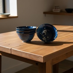 Bols à riz cerisier bleu nuit empilés sur une table en bois