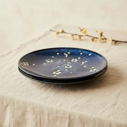 Assiettes cerisier bleu nuit sur une nappe en lin, vendues à l’unité