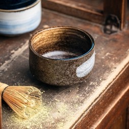 Bol à matcha japonais brun, trait d’émail blanc, avec fouet en bambou et matcha