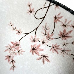 Gros plan sur les feuilles d’érable roses et l’émail texturé du bol KAEDE