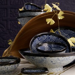 Bols, assiettes et plats de la collection ARASHI réunis, avec des feuilles de ginkgo dorées