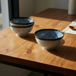 Trois bols donburi ARASHI posés sur une table en bois au soleil