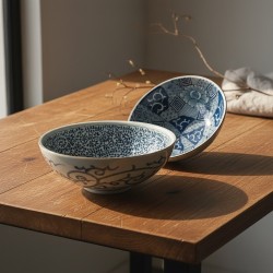 Les deux saladiers japonais bleu et blanc posés sur une table en bois