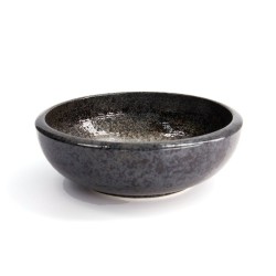 Saladier japonais SHOKU en grès noir moucheté, vue de trois quarts