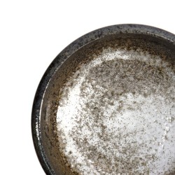 Détail de l’émail SHOKU, blanc moucheté et bord noir brillant