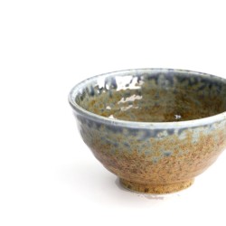 Détail de l’émail du bol à riz HINOKO, bleu qui coule sur le grès ocre