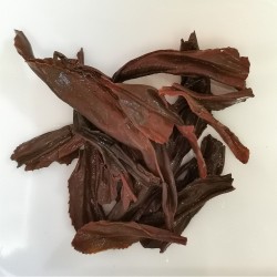 Feuilles infusées de thé noir fumé, d’un brun cuivré