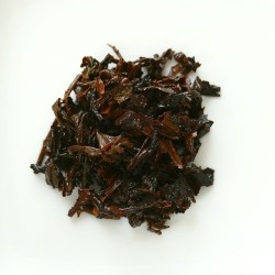 Feuilles infusées de Lapsang Souchong, d’un brun profond