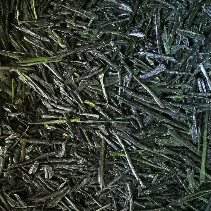 Feuilles sèches de Sencha de Compétition, longues et fines aiguilles vert sombre