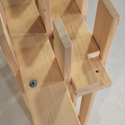 Détail de la structure ASICA : vis d’assemblage et lattes en épicéa sans traitement