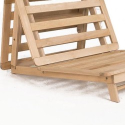 Structure de canapé-lit TAMIKO en hêtre brut, vue de trois quarts sur fond blanc