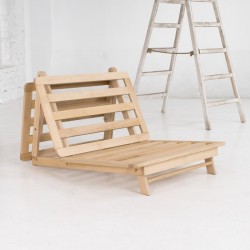 Détail de la structure TAMIKO : articulation entre dossier et assise, lattes en hêtre