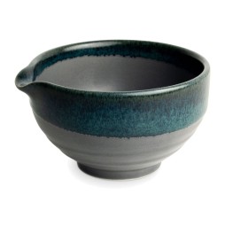 Bol à matcha katakuchi à bec verseur gris mat, bande d’émail bleu-vert, vue de trois quarts