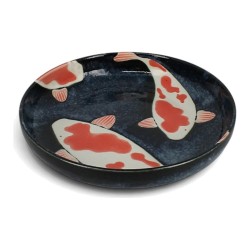 Intérieur de l’assiette pasta plate KOÏ, trois carpes koï glissant sur un émail bleu profond