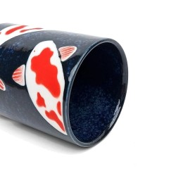 Intérieur de la tasse yunomi KOÏ, émail bleu nuit moucheté jusqu’au fond