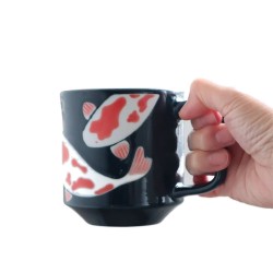 Mug KOÏ tenu en main, grande anse carrée pour une prise confortable