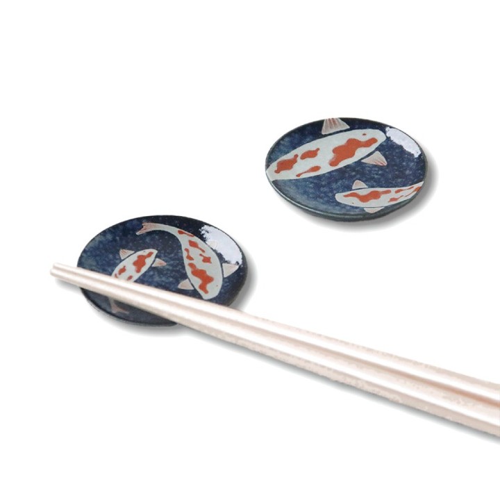 Deux repose-baguettes japonais KOÏ, carpes koï sur émail bleu nuit, avec baguettes en bois