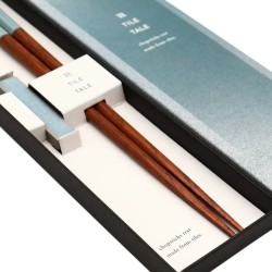 Coffret baguettes japonaises TILE TALE bleu ouvert, baguettes en bois et repose-baguettes en céramique