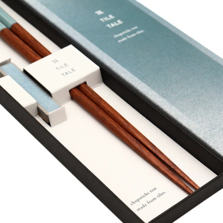 Coffret baguettes japonaises TILE TALE bleu ouvert, baguettes en bois et repose-baguettes en céramique