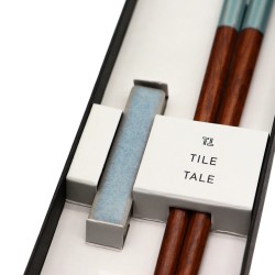 Détail du repose-baguettes TILE TALE, carreau de céramique émaillé bleu clair