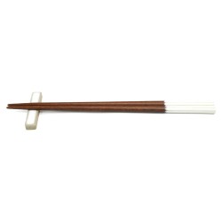 Baguettes TILE TALE blanc posées sur leur repose-baguettes en céramique blanche