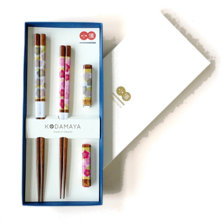 Coffret KODAMAYA Ume ouvert, deux paires de baguettes et deux repose-baguettes, à côté de son couvercle