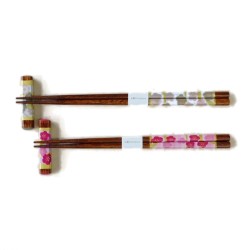 Deux paires de baguettes Ume posées sur leurs repose-baguettes assortis