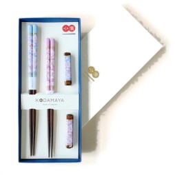 Coffret KODAMAYA Sakura ouvert, deux paires de baguettes et deux repose-baguettes, à côté de son couvercle