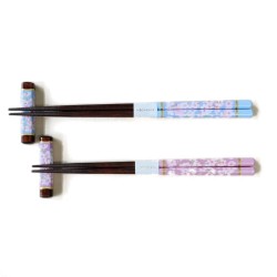 Deux paires de baguettes Sakura posées sur leurs repose-baguettes assortis