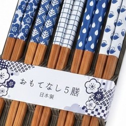 Gros plan sur les motifs des baguettes : fleurs de prunier, feuillage, quadrillage, gouttes de pluie et théières