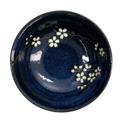 Intérieur du bol vu de dessus, émail bleu cobalt nuancé et branches de cerisier en fleurs