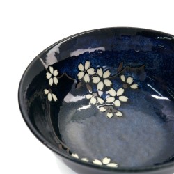 Détail des fleurs de cerisier blanches sur l’émail bleu profond