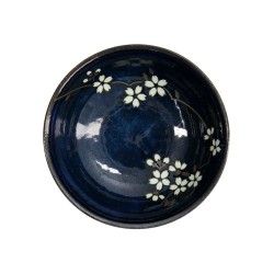 Intérieur du bol vu de dessus, émail bleu cobalt nuancé et branches de cerisier en fleurs