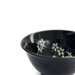 Détail des fleurs de cerisier blanches sur l’émail sombre et brillant