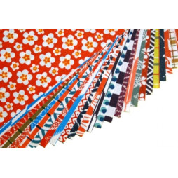 Assortiment de petites feuilles de papier aux motifs traditionnels japonais