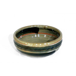 Bol japonais en grès émaillé beige, avec un décor horizontal bleu-vert.