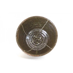 Bol rustique japonais avec décor de fines lignes blanches.